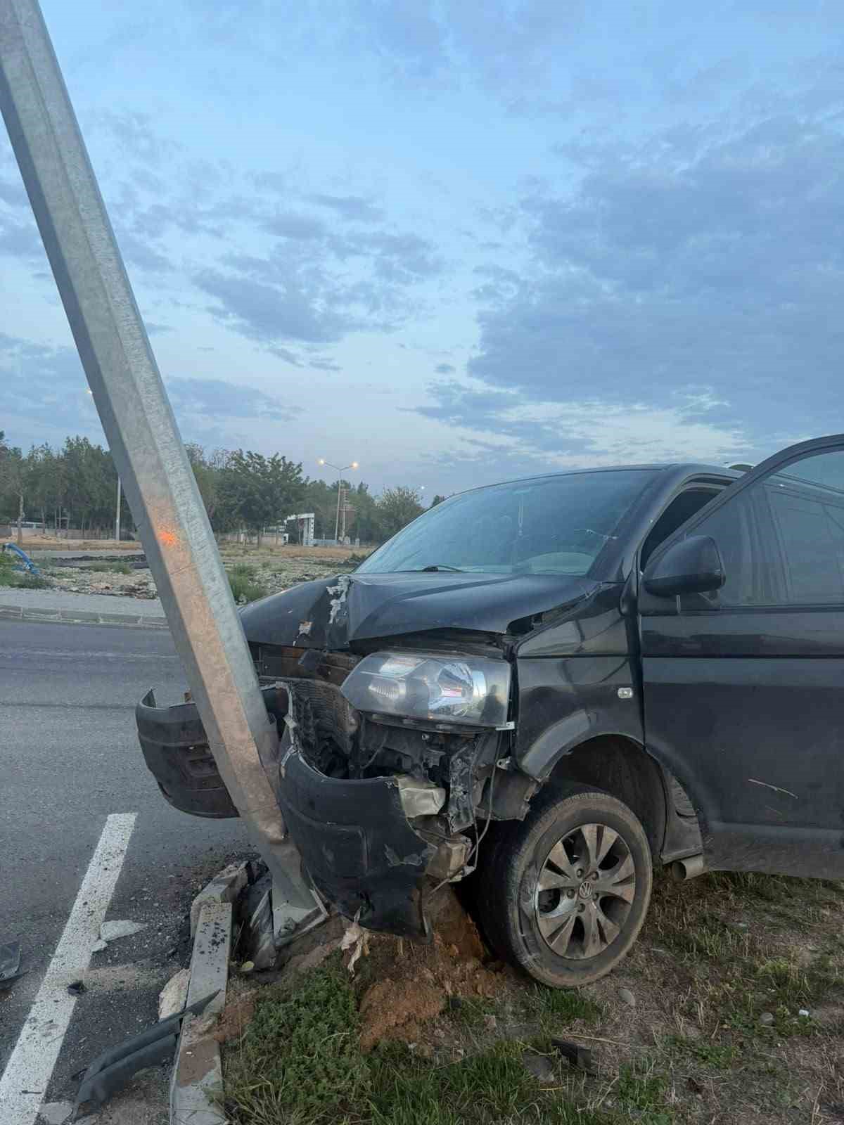 BATMAN’DA HAFİF TİCARİ ARAÇ AYDINLATMA DİREĞİNE ÇARPTI: 1 YARALI