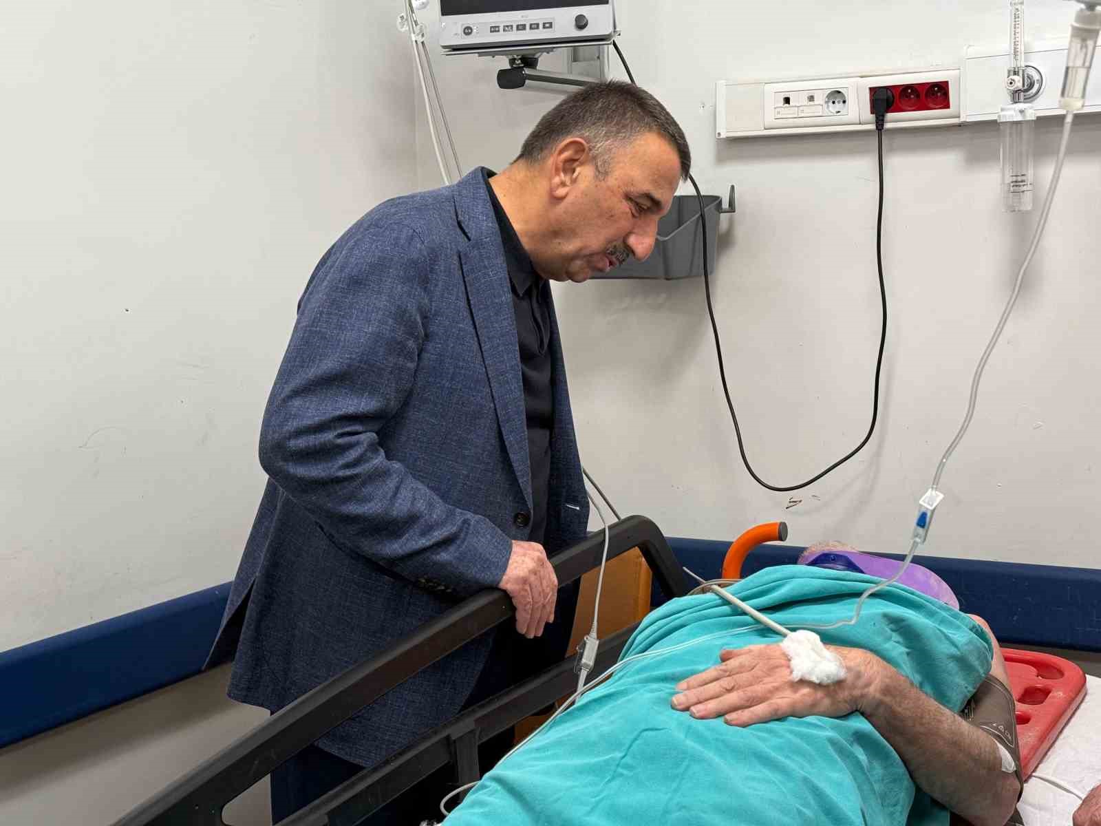 VALİ HACIBEKTAŞOĞLU ENKAZDAN ÇIKARILAN YARALIYI HASTANEDE ZİYARET ETTİ