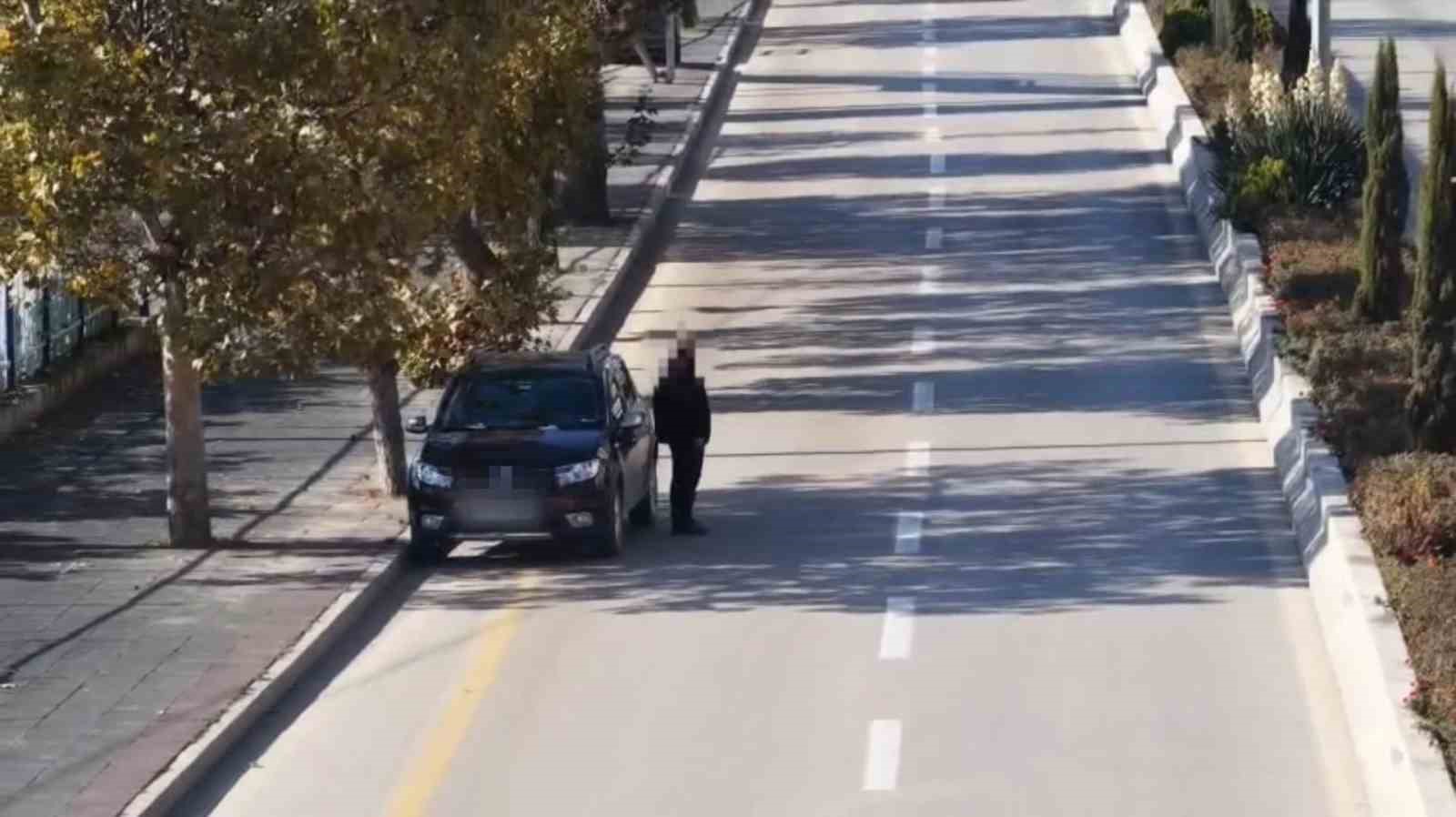 TRAFİK DENETİMİNDEKİ İLGİNÇ ANLAR DRON KAMERASINDA: ARACINI BIRAKIP YAYA OLARAK KAÇMAYA ÇALIŞTI
