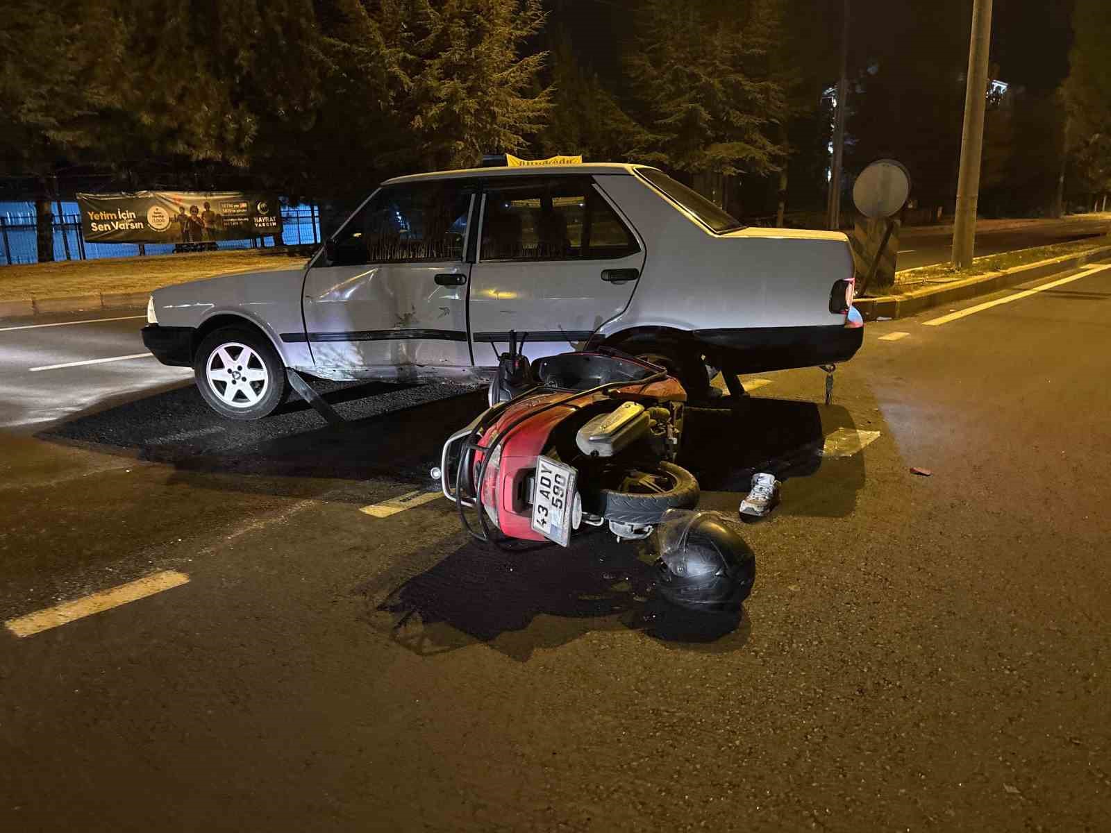KÜTAHYA’DA OTOMOBİL MOTOSİKLETLE ÇARPIŞTI: 1 YARALI