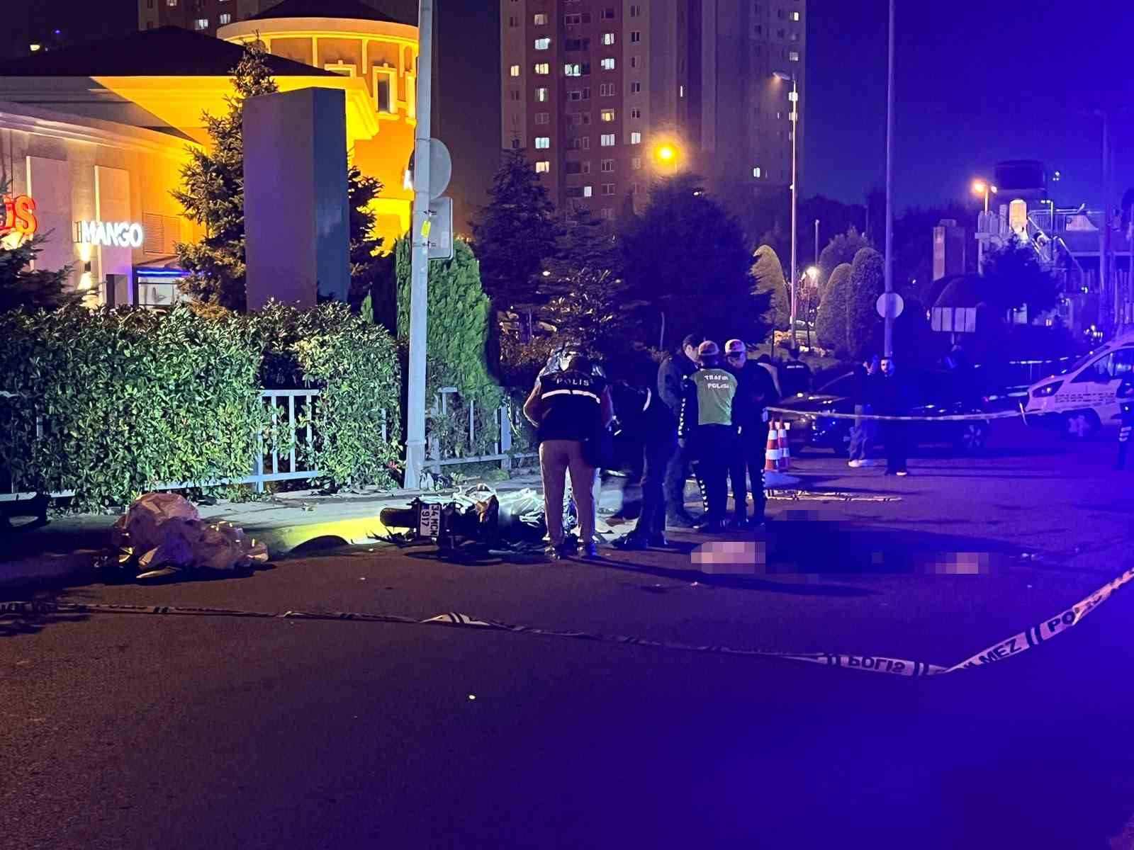 KÜÇÜKÇEKMECE’DE MOTOSİKLET OTOMOBİLLE ÇARPIŞTI: 1 ÖLÜ, 1 YARALI