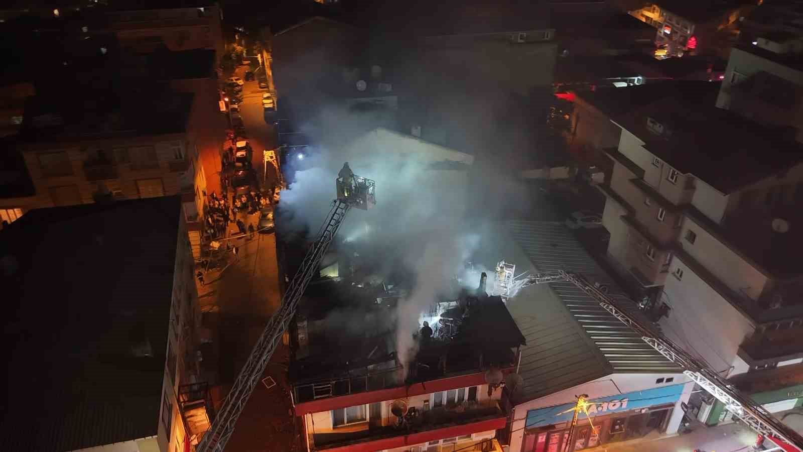 KAĞITHANE’DE 4 KATLI BİNANIN ÇATISI YANDI