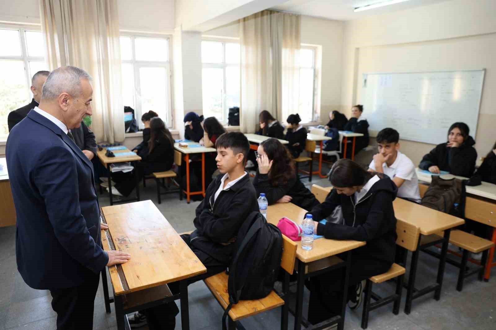 İL MİLLİ EĞİTİM MÜDÜRÜ AKBAŞ, ÖĞRENCİLERLE BİR ARAYA GELDİ