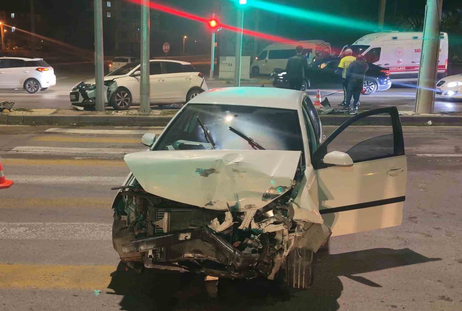 AKSARAY’DA 4 ARAÇLI ZİNCİRLEME KAZA: 3 YARALI