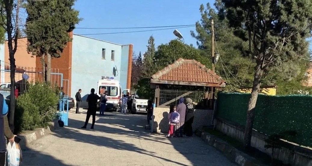 BOYABAT’TA SERVİS ARACI 8 YAŞINDAKİ ÖĞRENCİYE ÇARPTI