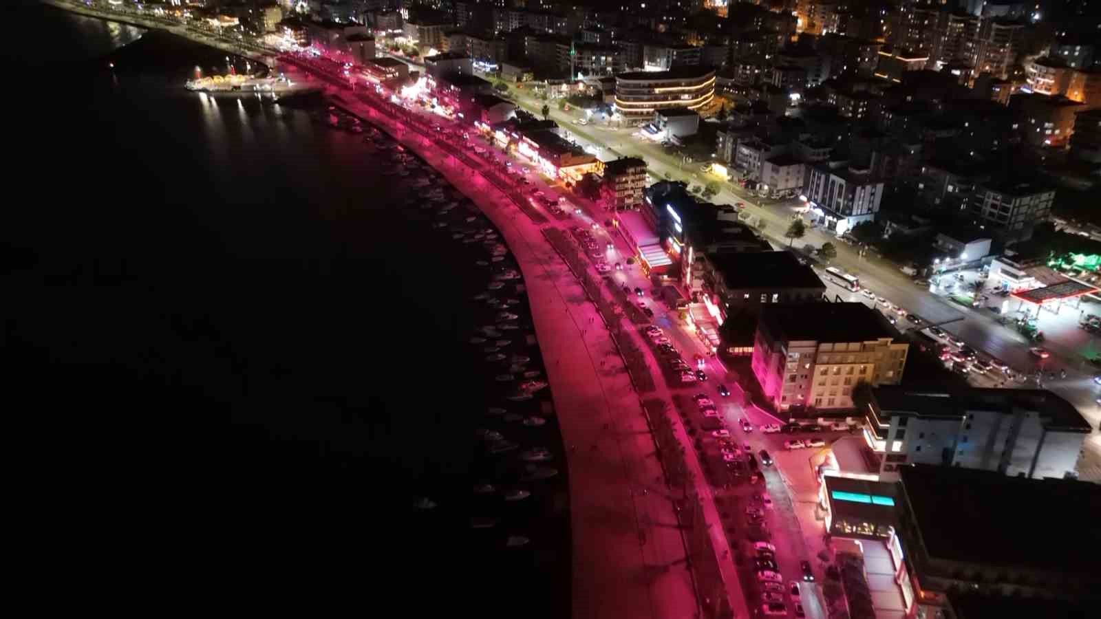 SAHİLDE PEMBE SEFERBERLİK: MEME KANSERİNE KARŞI FARKINDALIK IŞIKLARI