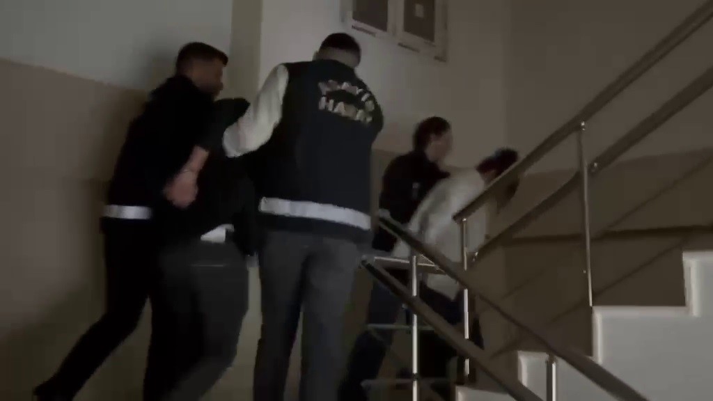 "2 MİLYON TL BORCUN VAR" DEYİP İŞ ADAMINI ÖLÜMLE TEHDİT EDEN KADIN VE ERKEK ŞÜPHELİ POLİSTEN KAÇAMADI