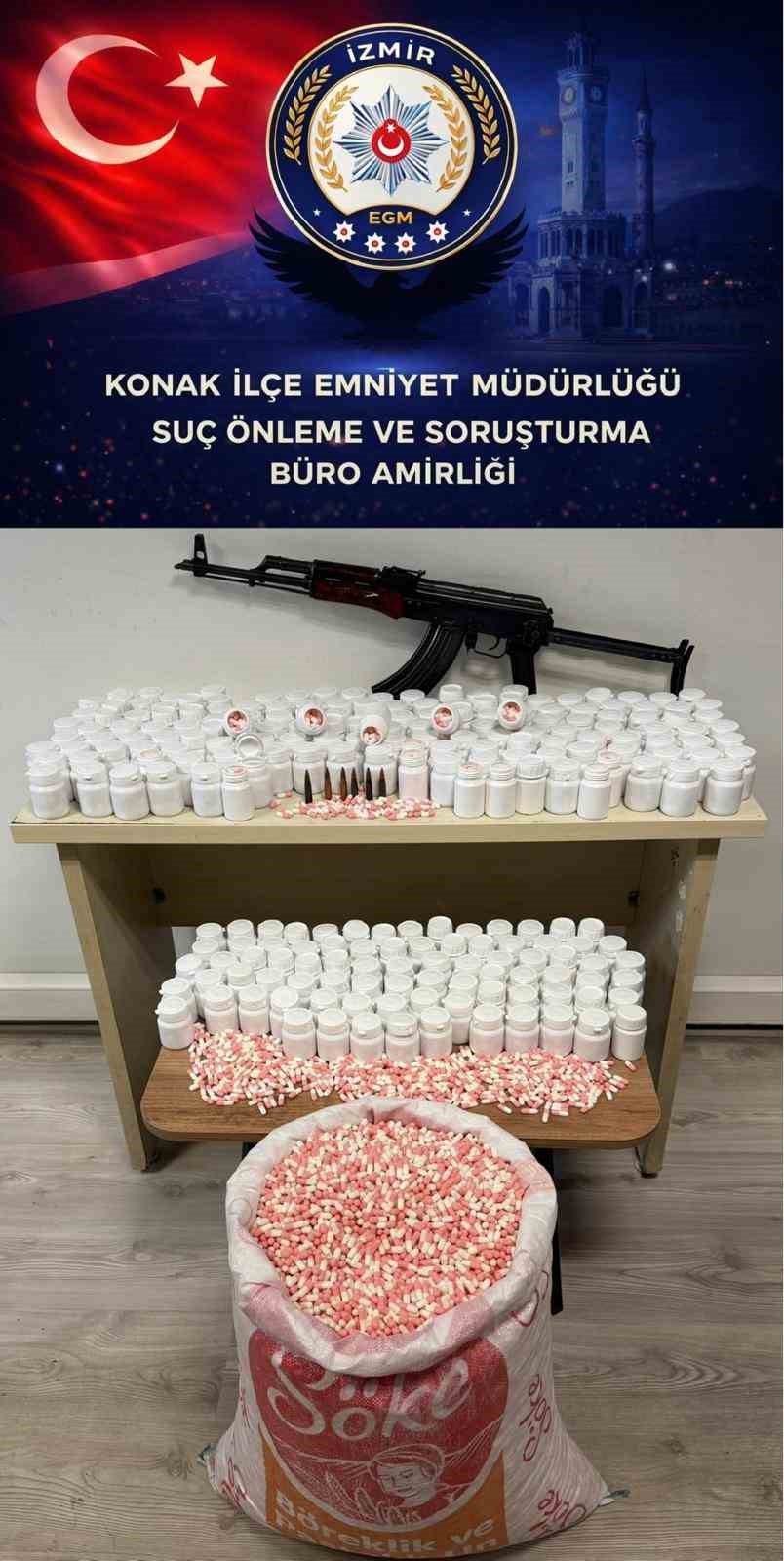 İZMİR’DE BİR EVDEN BİNLERCE UYUŞTURUCU HAP VE KALAŞNİKOF ELE GEÇİRİLDİ