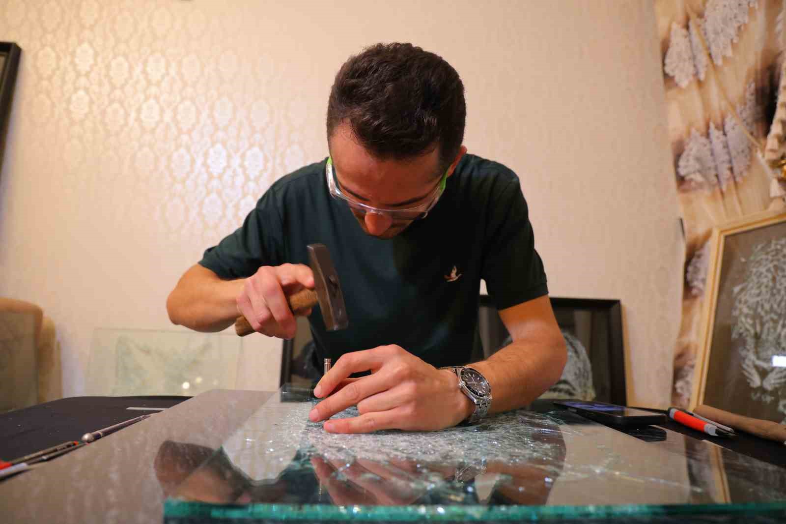 HOBİ OLARAK BAŞLADI, CAMI ÇATLATARAK SANAT ESERİNE DÖNÜŞTÜRÜYOR