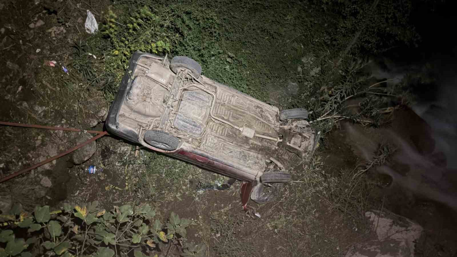 OSMANİYE’DE OTOMOBİL 5 METRE YÜKSEKLİKTEN DEREYE DÜŞTÜ: 1 YARALI