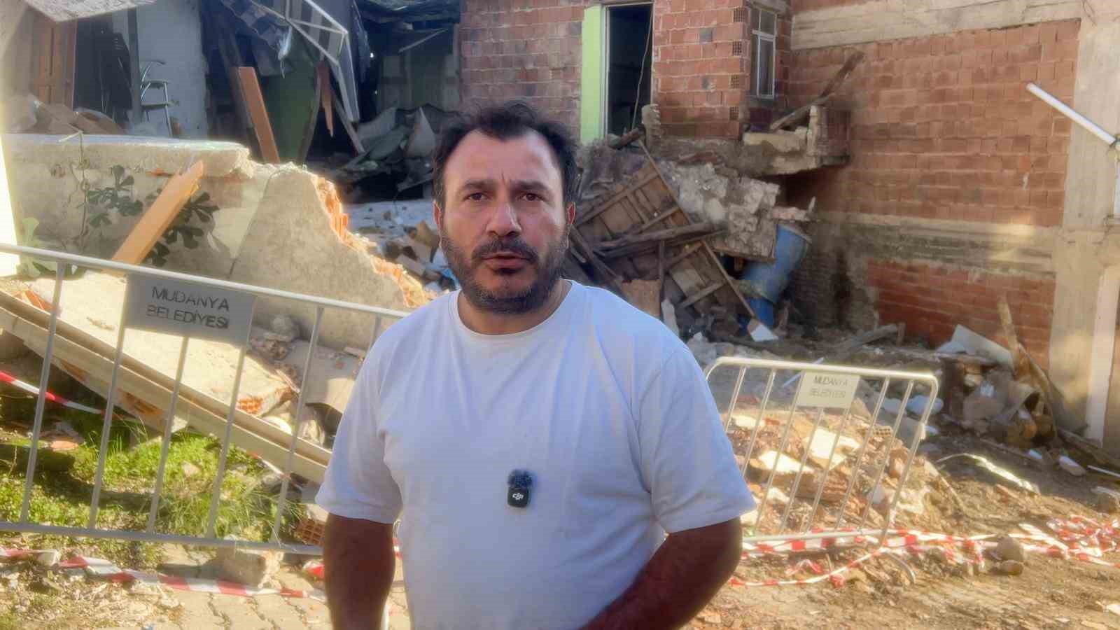 EVİ YIKILDI, MALZEMELERİ ÇÖPE GİTTİ