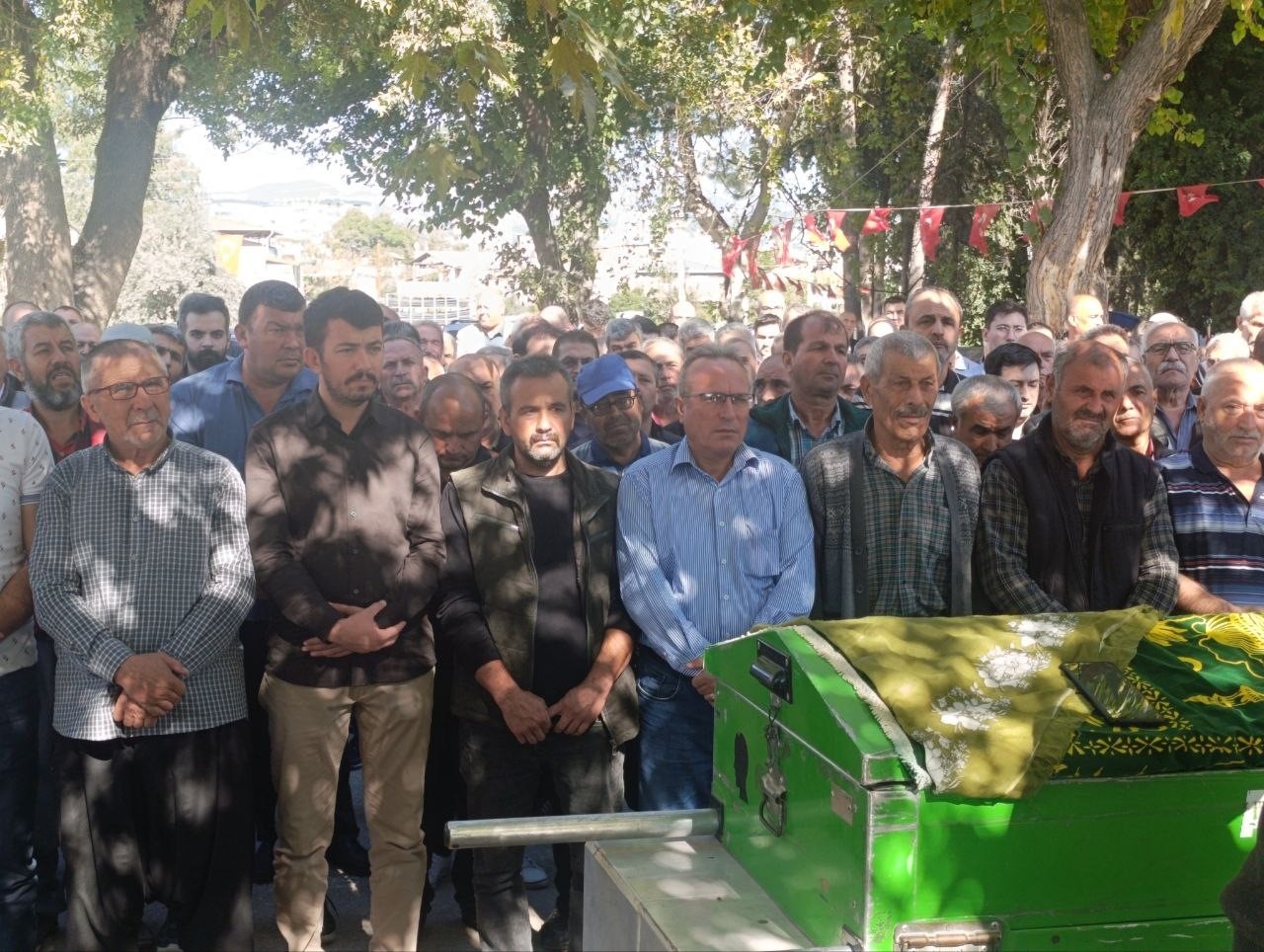 AİLESİNİN YANINDA KATLEDİLEN GENÇ KIZ SON YOLCULUĞUNA UĞURLANDI