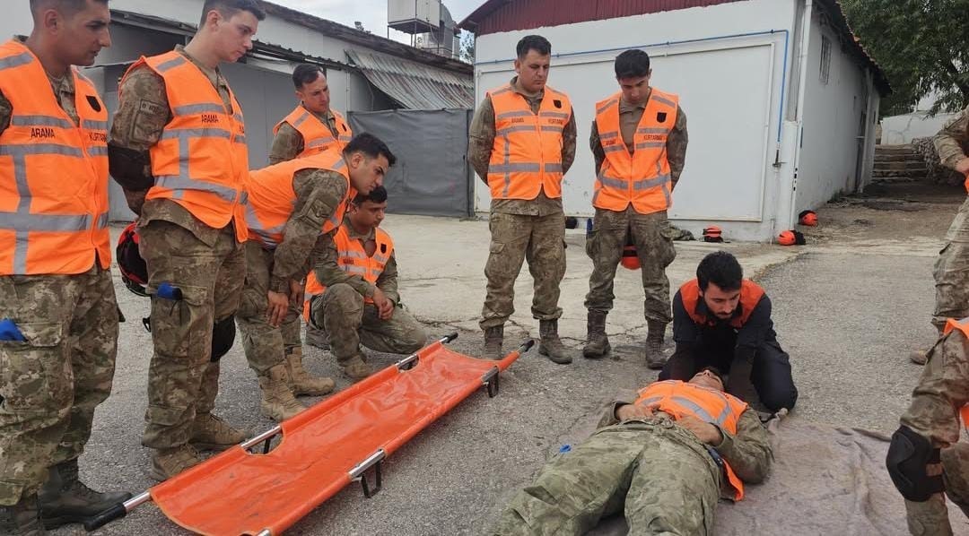ŞIRNAK’TA ENKAZDA ARAMA VE KURTARMA EĞİTİMLERİ SÜRÜYOR