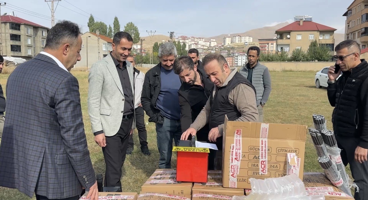 YÜKSEKOVA’DA ARILAR ELEKTRİKLİ ÇİTLE KORUMA ALTINDA: 30 ÜRETİCİYE HİBE DESTEĞİ