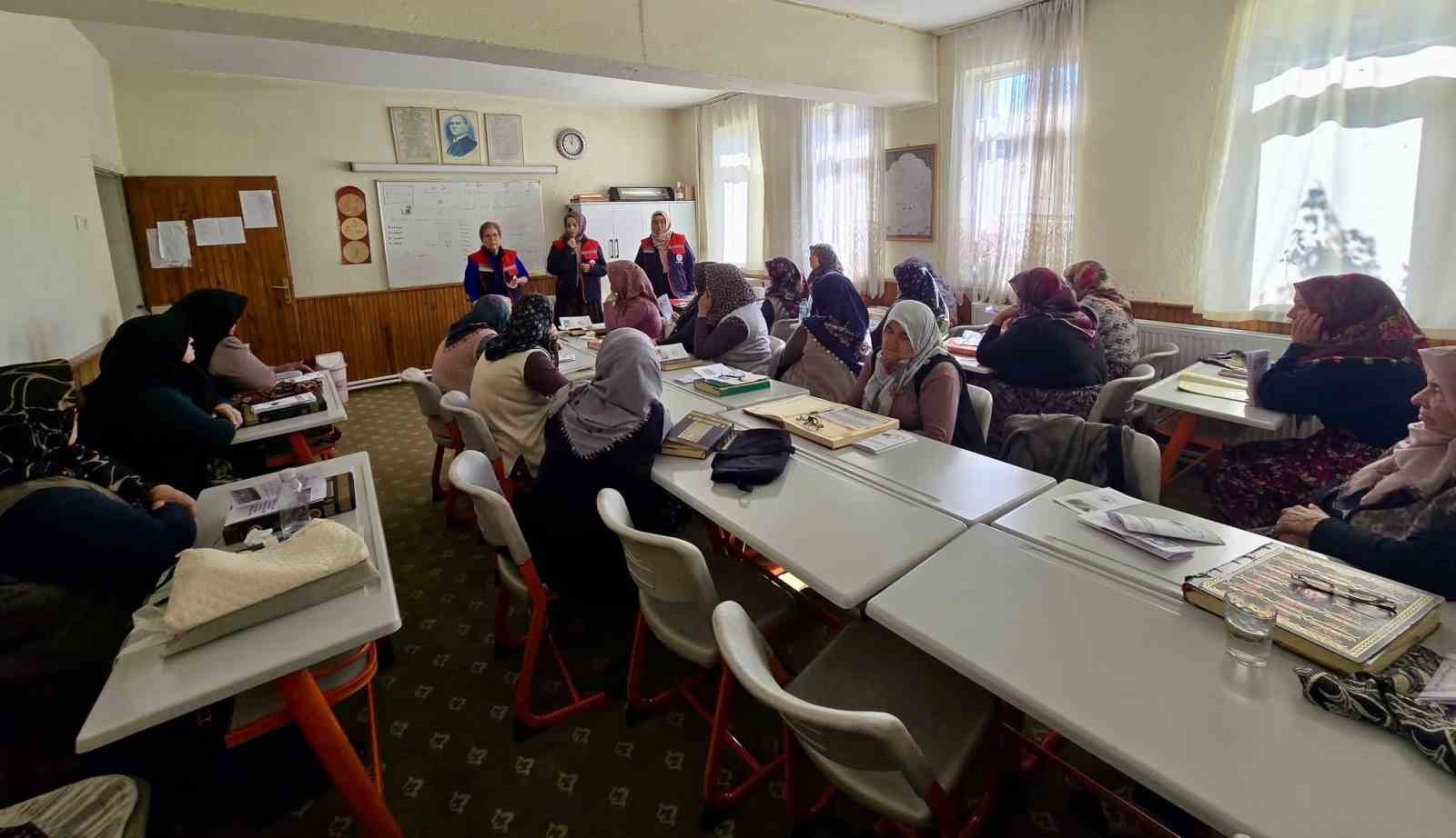 KADIN ÇİFTÇİLERE ZOONOZ HASTALIKLAR ANLATILDI