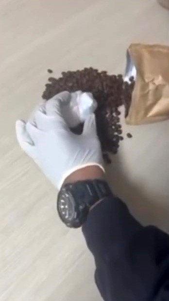 KAHVE PAKETLERİNİN İÇİNDEN KOKAİN ÇIKTI, 3 KİŞİ GÖZALTINA ALINDI