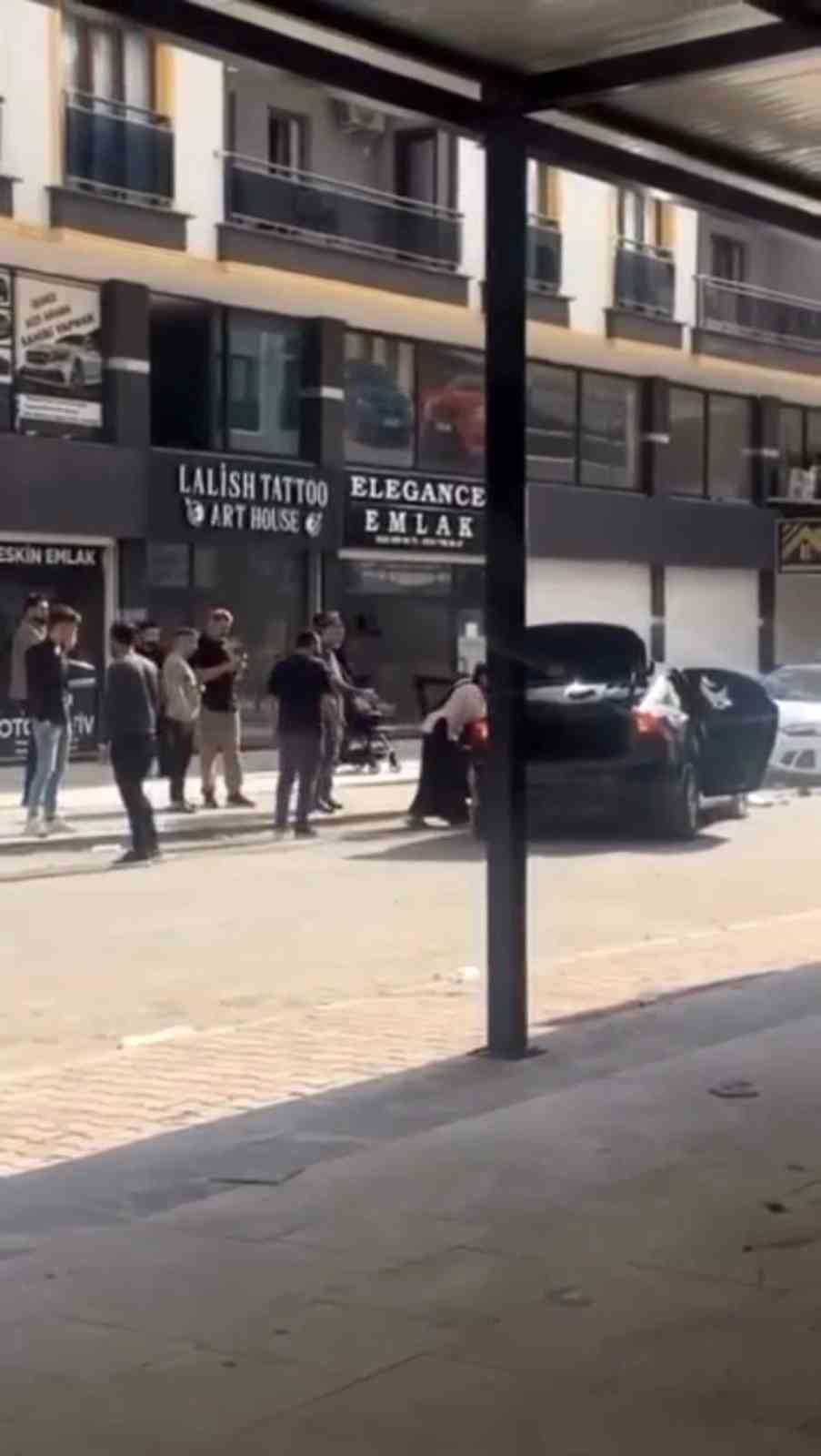 MARDİN’DE İKİ TARAF ARASINDA ÇIKAN KAVGADA LÜKS OTOMOBİL HASAR GÖRDÜ