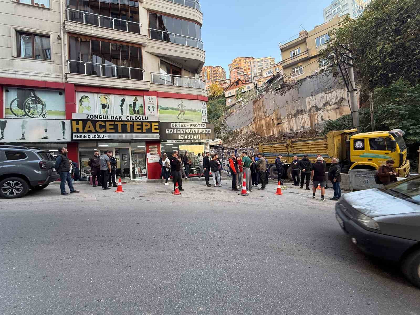 ZONGULDAK’TA BİNA ÇÖKMESİNİN ARDINDAN TAHLİYELER SÜRÜYOR: 28 DAİRELİ APARTMAN BOŞALTILDI