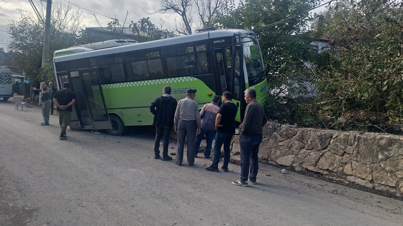 KOCAELİ’DE ÖZEL HALK OTOBÜSÜ DUVARA ÇARPTI: 10 YARALI