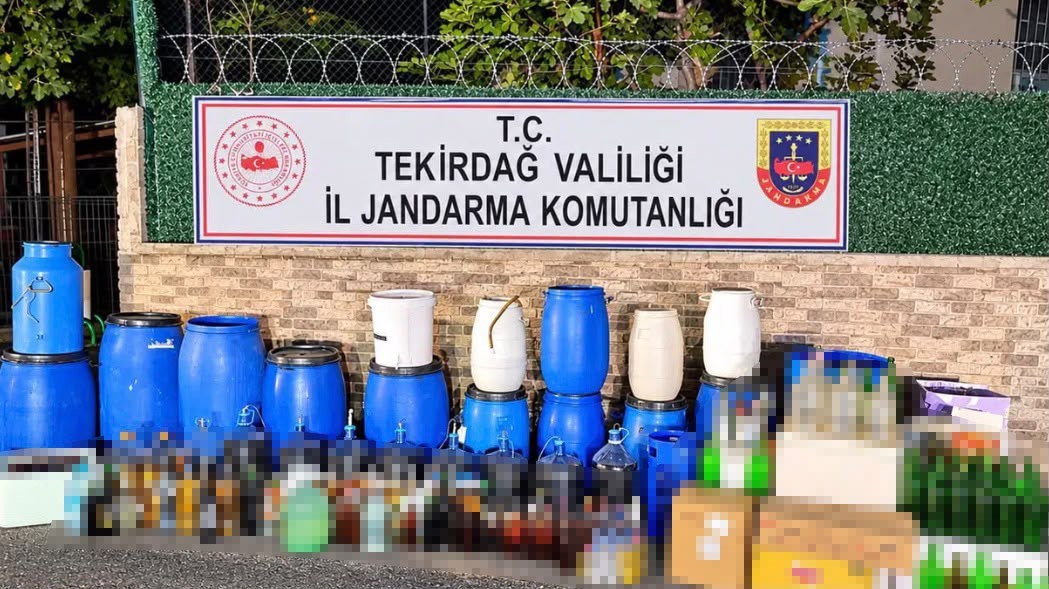 MALKARA’DA EVDEN 1 TON 120 LİTRE SAHTE İÇKİ ÇIKTI
