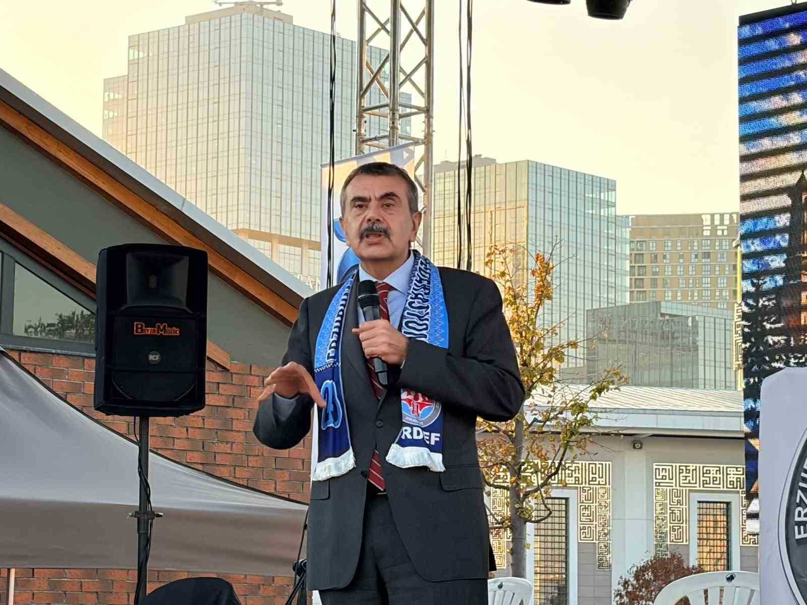 BAKAN TEKİN: "SOSYAL MEDYADA HEM İÇERİK ÜRETİCİLERİ HEM DE YAPIMCI ŞİRKETLER YETERİNCE HASSAS DAVRANMIYORLAR"