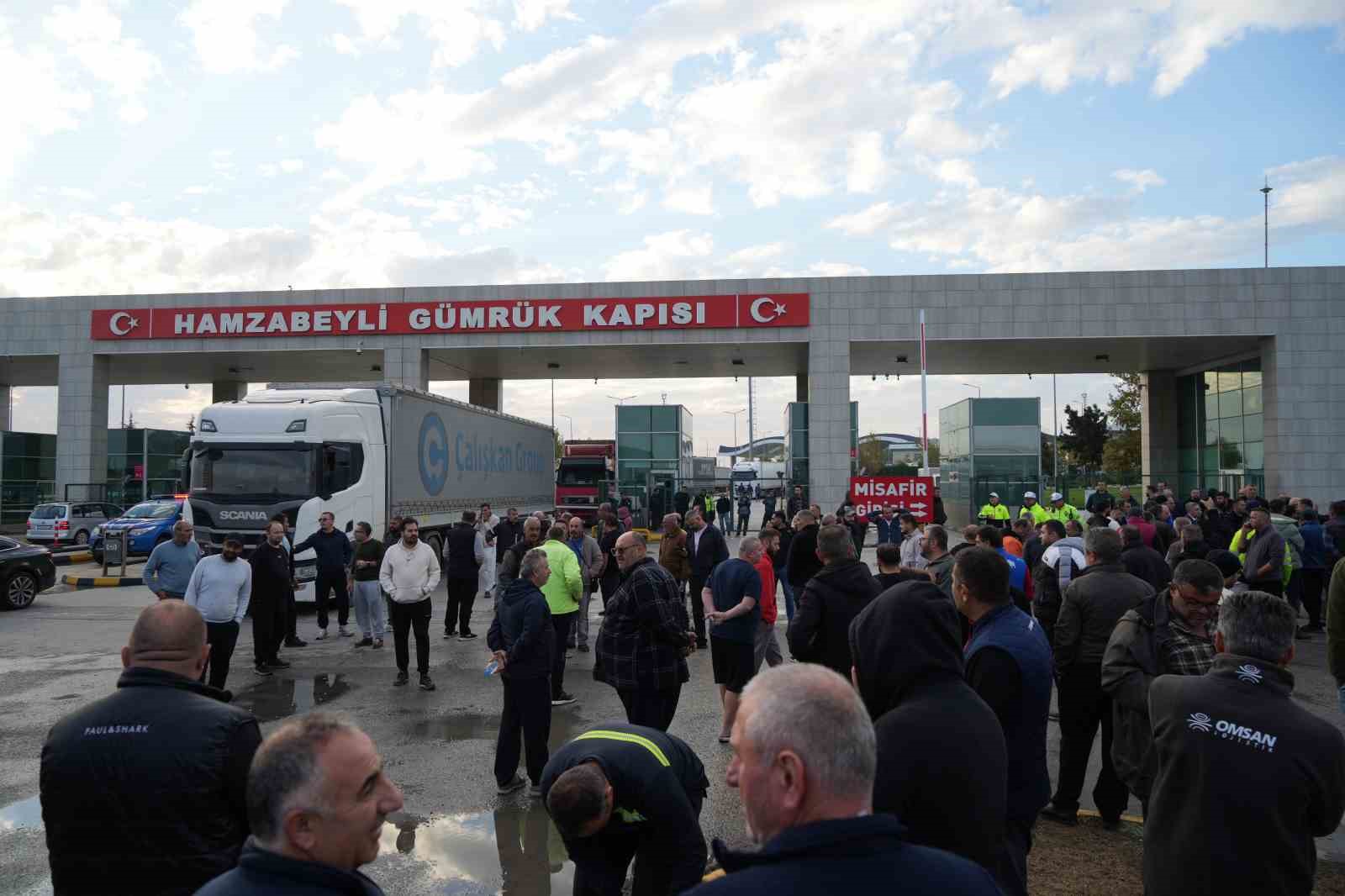 HAMZABEYLİ’DE TIR ŞOFÖRLERİ SINIR KAPISININ GİRİŞ VE ÇIKIŞINI KAPATTI