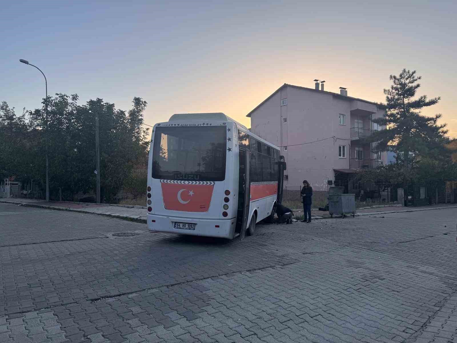 UŞAK’TA MİDİBÜS İLE OTOMOBİL ÇARPIŞTI: 4’Ü ÇOCUK 7 YARALI