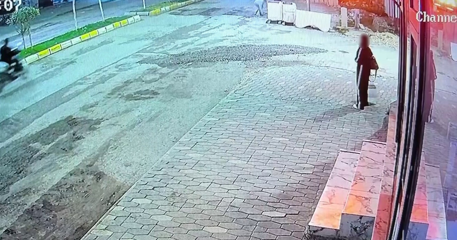 VİCDANLARI SIZLATAN ANLAR KAMERADA: YEMEK YİYEN KEDİYE TAŞLA VURDU
