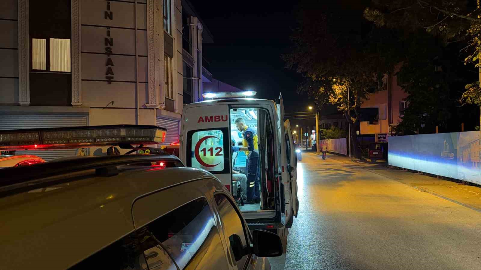 DÜZCE’DE MOTOSİKLET KALDIRIMA ÇARPTI: 2 YARALI