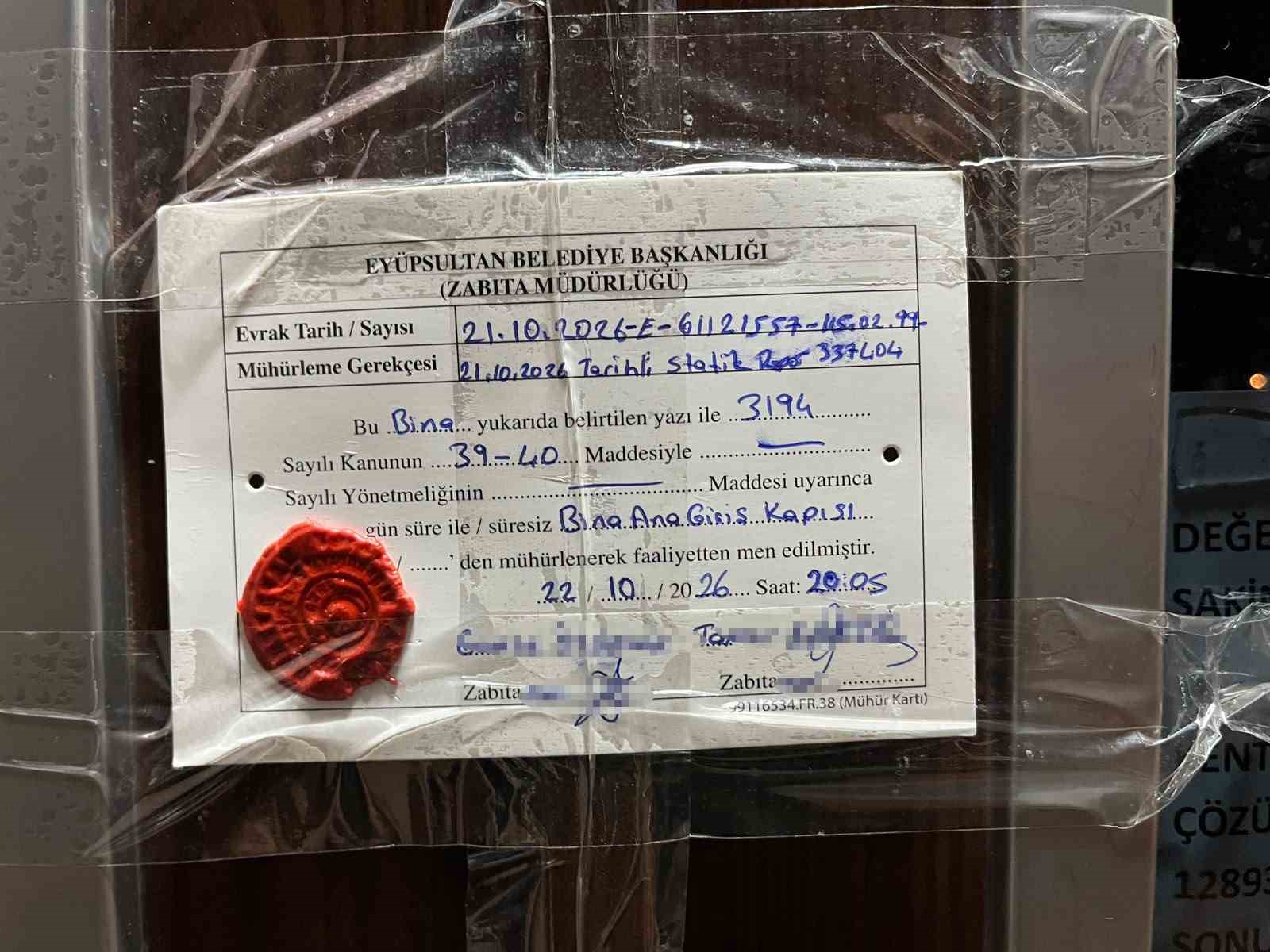 EYÜPSULTAN’DA 5 KATLI RİSKLİ BİNA TAHLİYE EDİLEREK MÜHÜRLENDİ