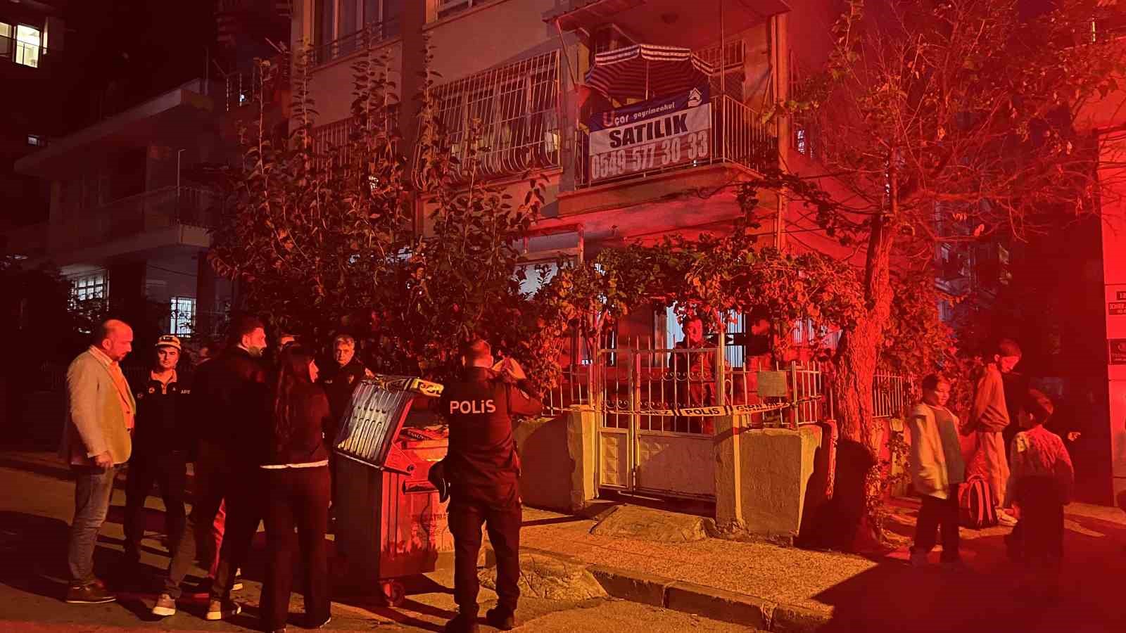 MERSİN’DE 3 KATLI BİNANIN ZEMİNİ ÇÖKTÜ: 40 KİŞİ TAHLİYE EDİLDİ