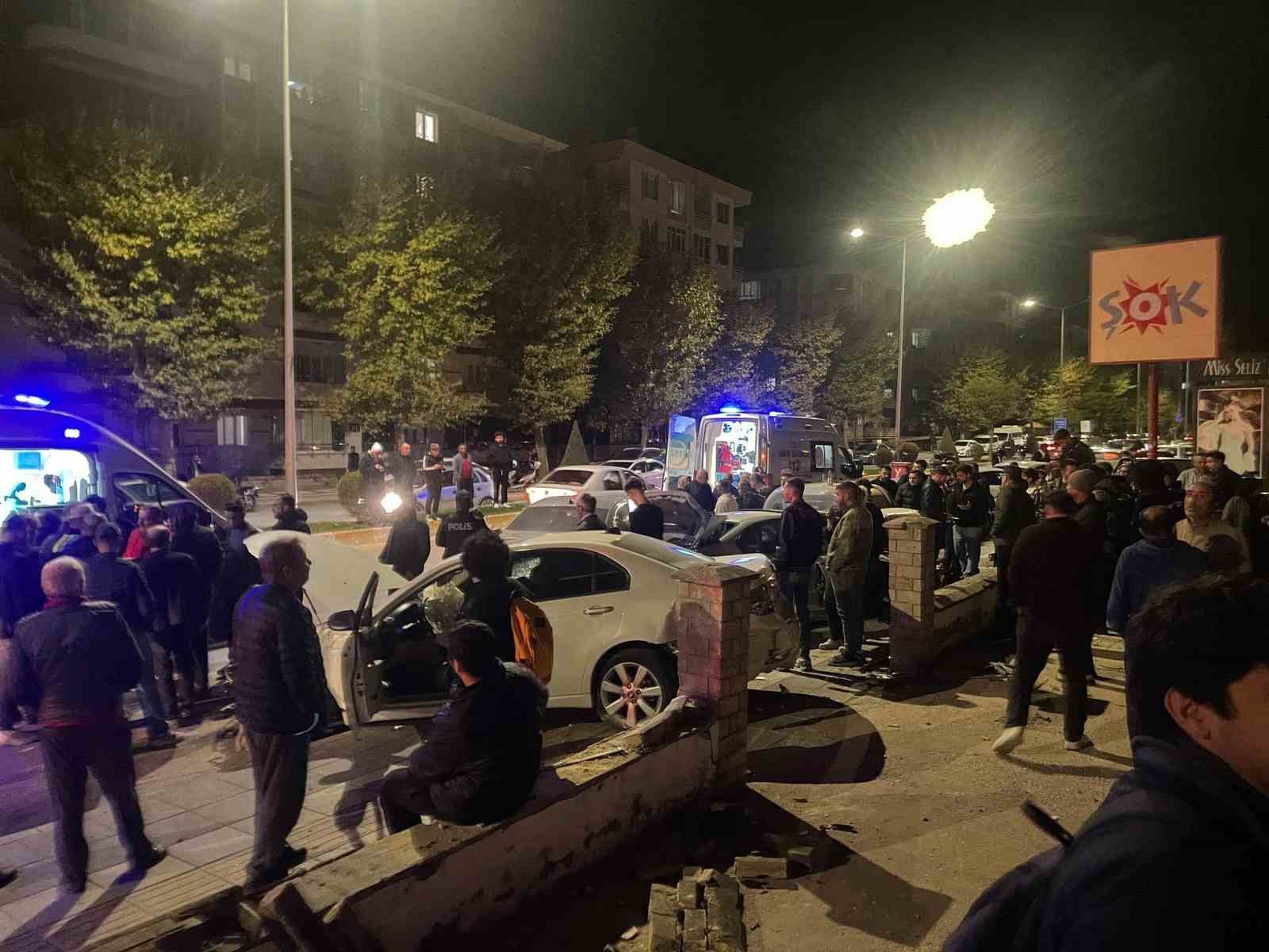 ÇORUM’DA İKİ OTOMOBİL ÇARPIŞTI: 4 YARALI