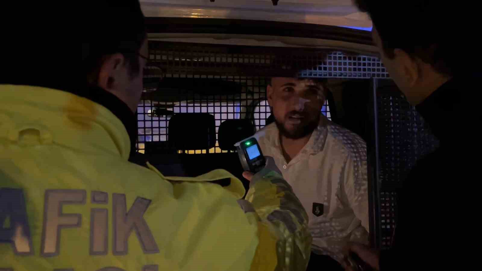 BURSA’DA ALKOLLÜ SÜRÜCÜ, POLİS UYGULAMASINDAN KAÇARKEN TRAFİK LAMBASINA ÇARPTI