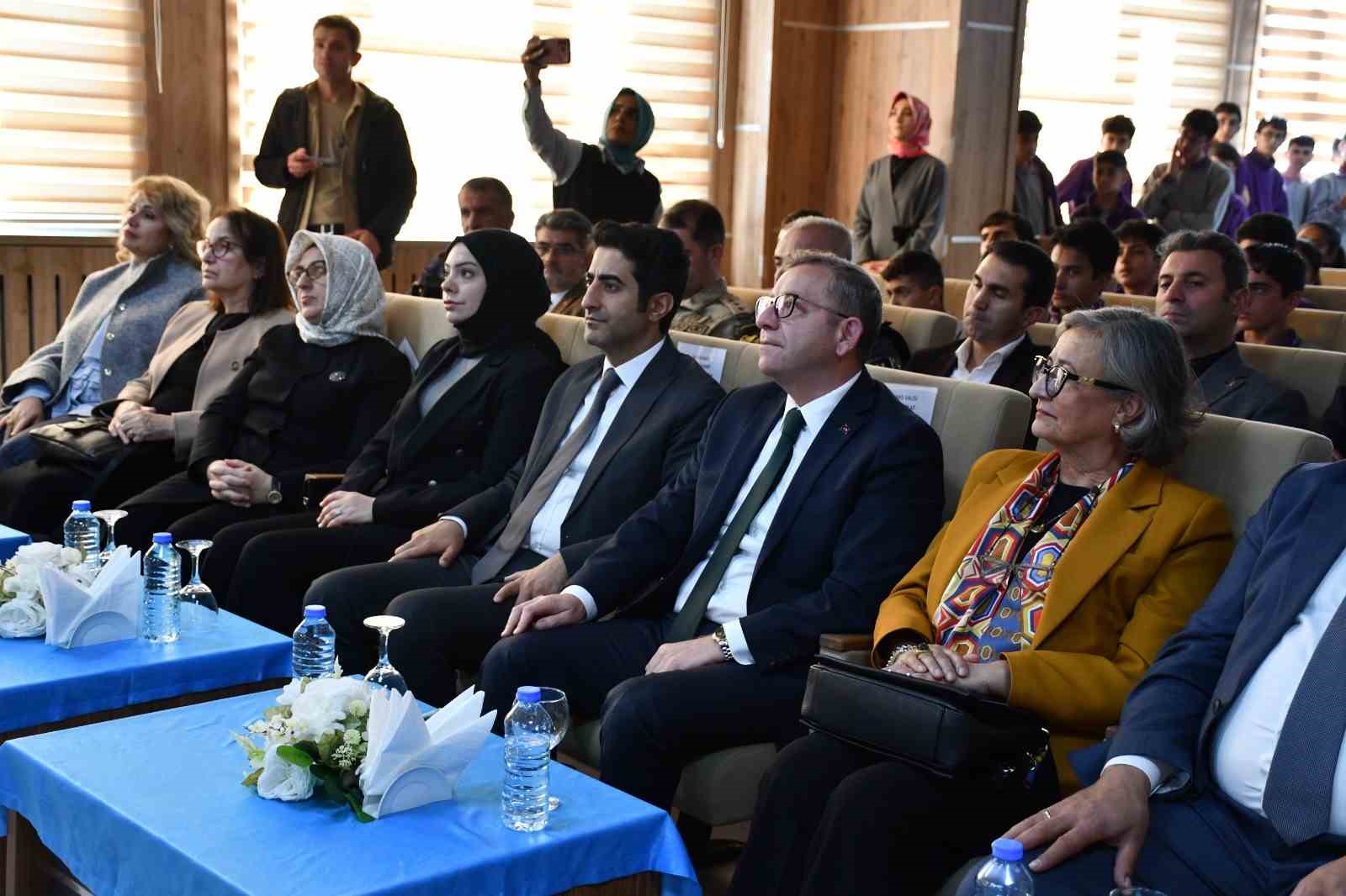SARIKAMIŞ’TA FEN LİSESİ’NE "YAŞAYAN KÜTÜPHANE" KAZANDIRILDI