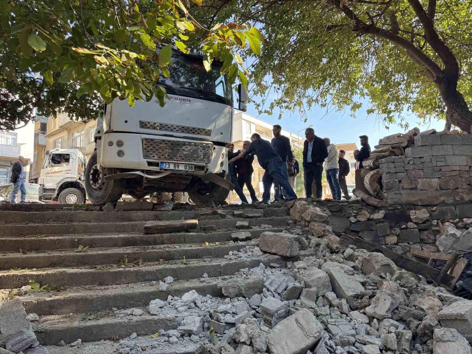 DİYARBAKIR’DA FACİADAN DÖNÜLDÜ: FRENİ BOŞALAN KAMYON MAHALLEYE GİRDİ