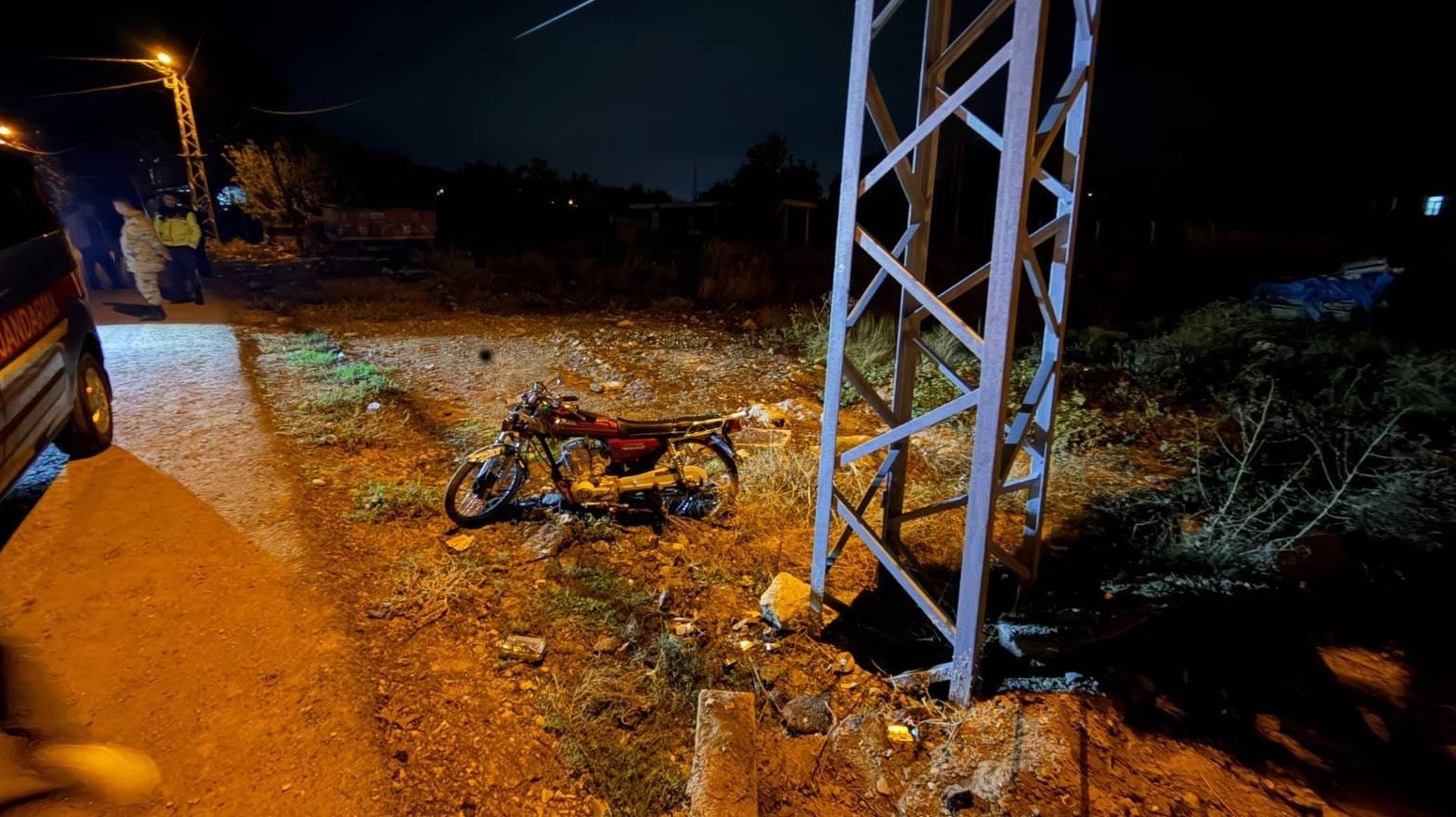 ELEKTRİK DİREĞİNE ÇARPAN MOTOSİKLET SÜRÜCÜSÜ HAYATINI KAYBETTİ