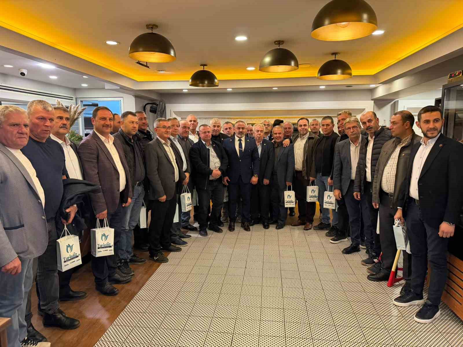 İŞ İNSANI ÖZDEMİR MUHTARLAR GÜNÜ’NDE BANDIRMALI MUHTARLARLA BULUŞTU