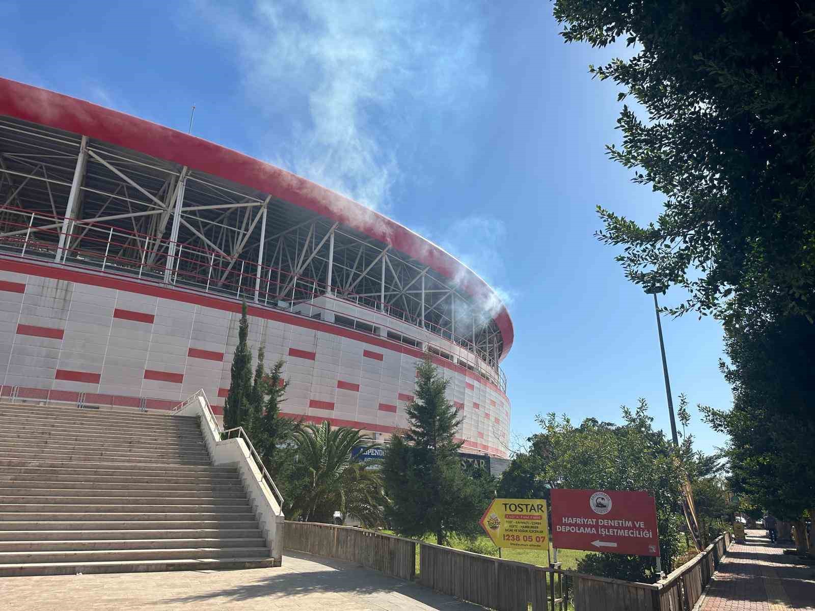 ANTALYA STADYUMU’NDA İŞLETMENİN BACASINDAN ÇIKAN YOĞUN DUMAN İTFAİYEYİ ALARMA GEÇİRDİ