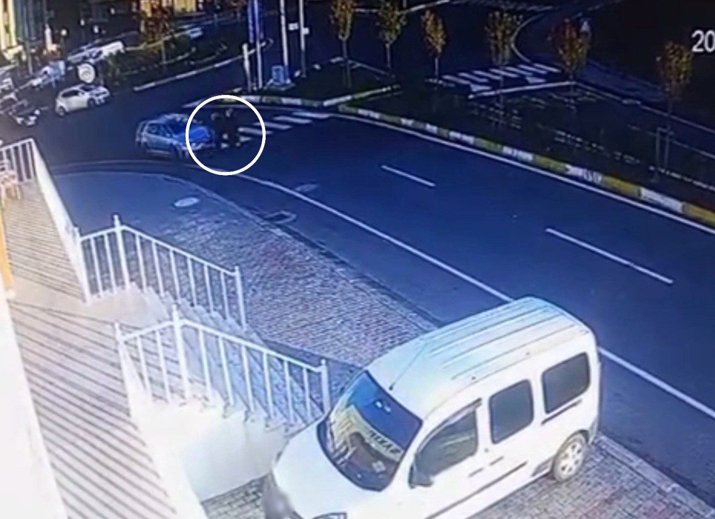 YAYA GEÇİDİNDE İKİ ÖĞRETMENE ÇARPAN OTOMOBİLİN DEHŞET ANLARI KAMERADA