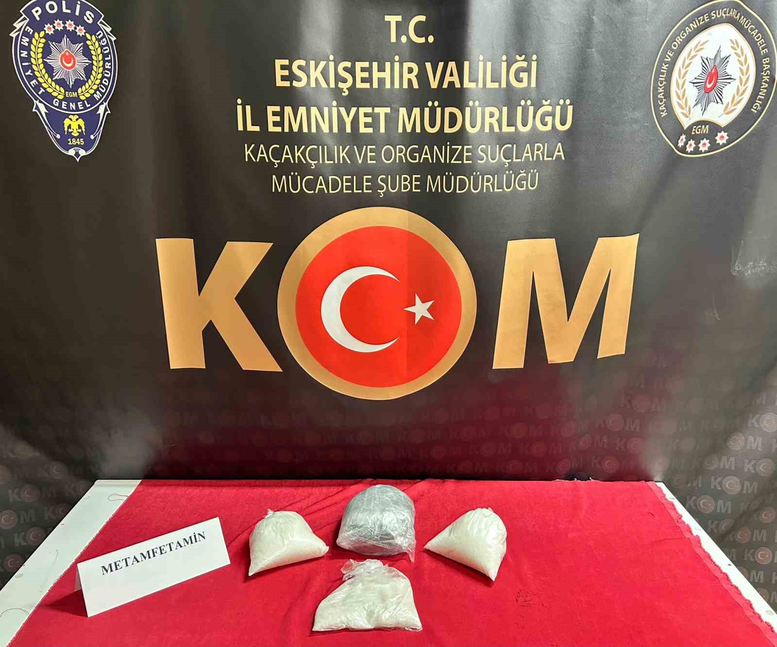 ESKİŞEHİR’DE POLİS 3 KİLO UYUŞTURUCU VE BİNLERCE SENTETİK HAP ELE GEÇİRİLDİ