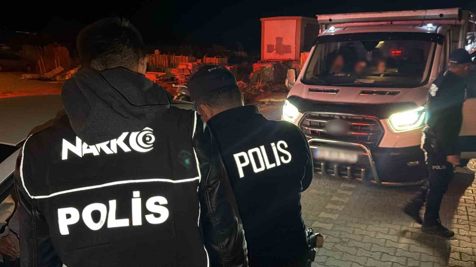 EDREMİT’TE 8 ARANAN ŞAHIS YAKALANDI
