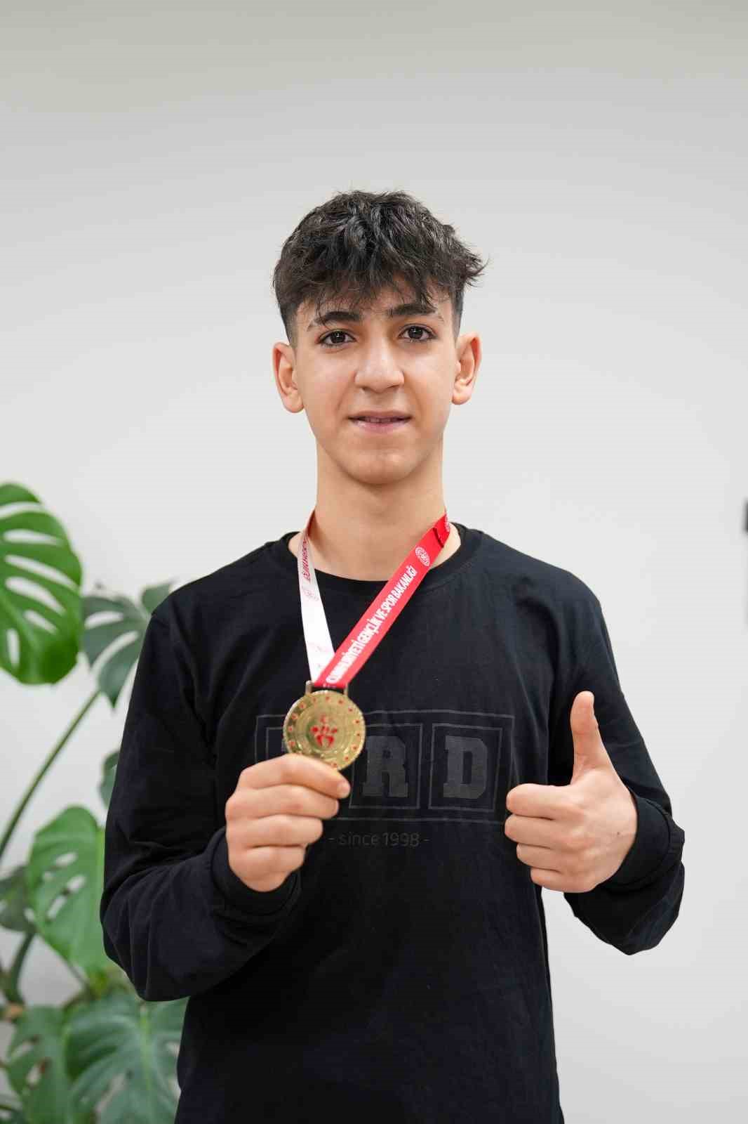 ERDEM KOLEJİ ÖĞRENCİSİ UMUT ŞAN, MASA TENİSİNDE İL ŞAMPİYONU OLDU