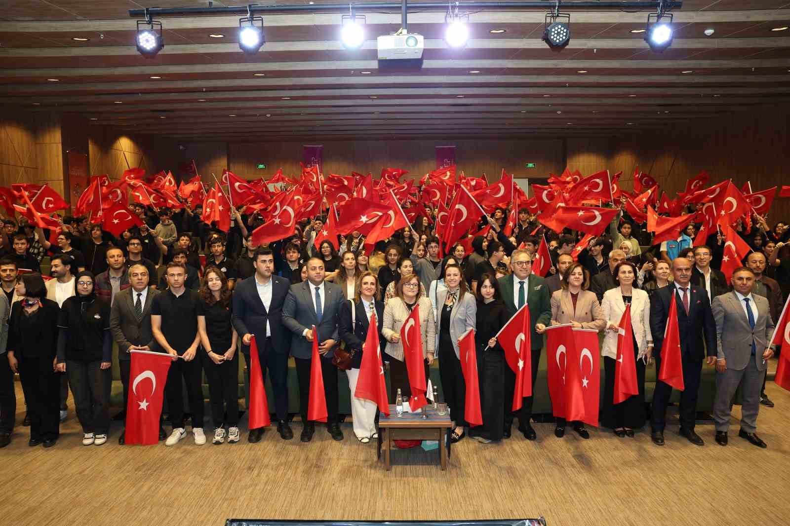 ŞAHİN, "BİR DAKİKA, BİR MERAK, BİR CEVAP" PROGRAMINDA GENÇLERLE BULUŞTU