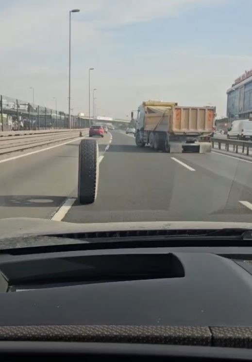 İSTANBUL E-5’TE TEHLİKELİ ANLAR KAMERADA: SEYİR HALİNDEKİ KAMYONUN İKİ TEKERLEĞİ YERİNDEN ÇIKTI