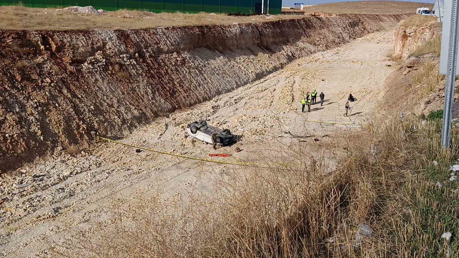 ŞANLIURFA’DA OTOMOBİL 15 METRE YÜKSEKLİKTEN ÇALIŞMA YAPILAN YOLA UÇTU: 1 ÖLÜ