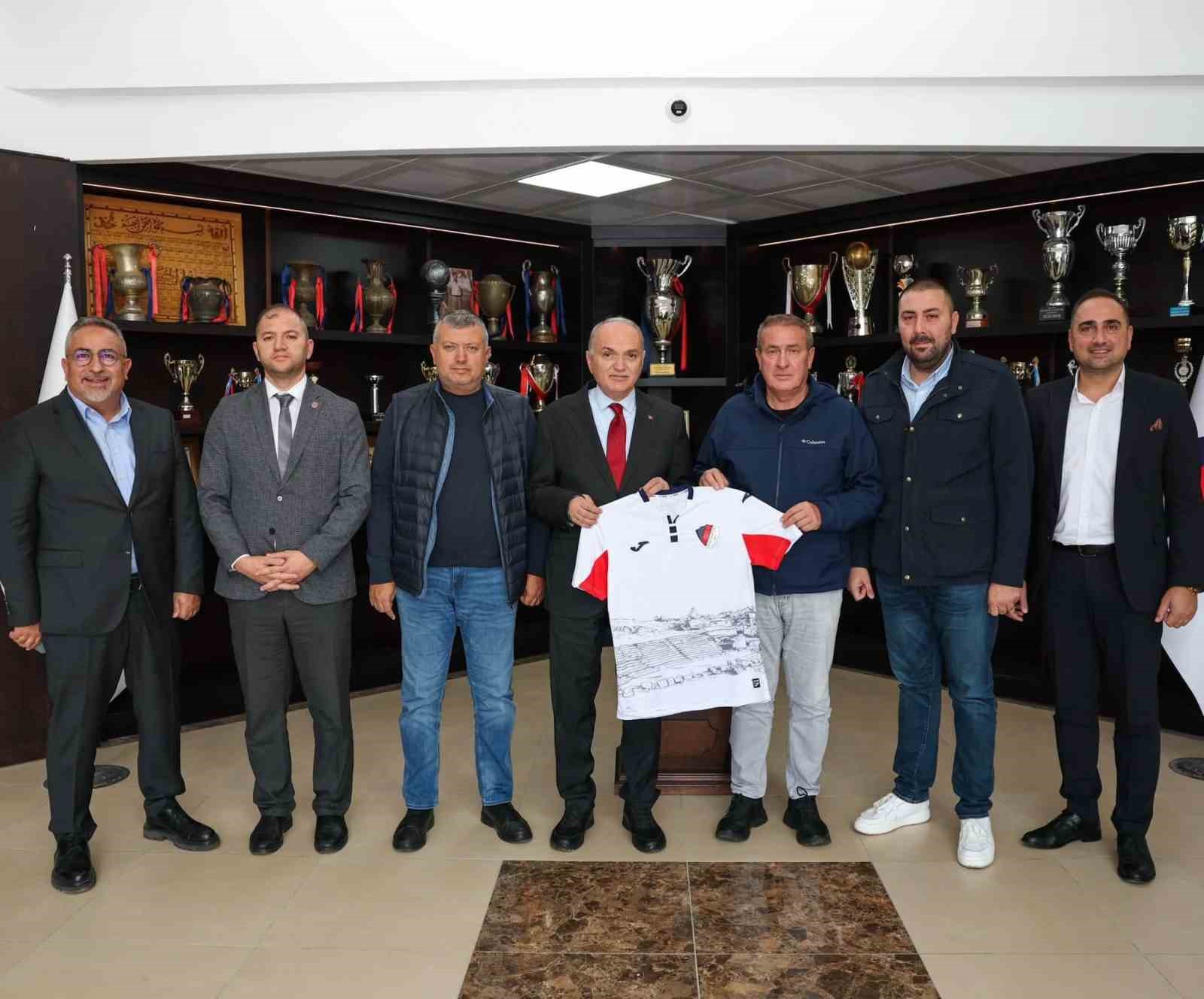 BAŞKAN ÖZLÜ FUTBOLCULARA BİR ARAYA GELDİ