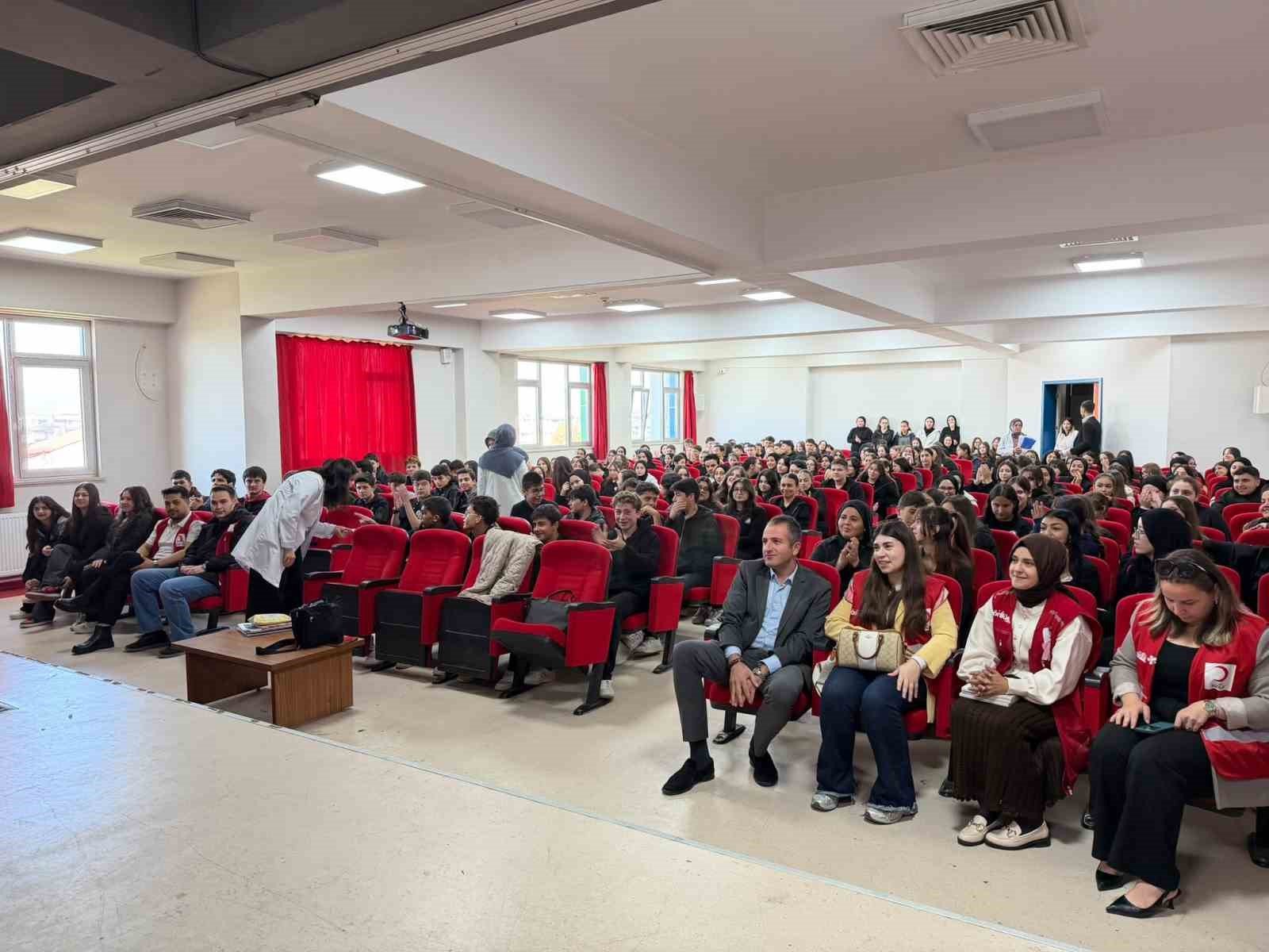 DÜZCE’DE LİSE ÖĞRENCİLERİNE KIZILAY VE İLK YARDIM EĞİTİMİ VERİLDİ