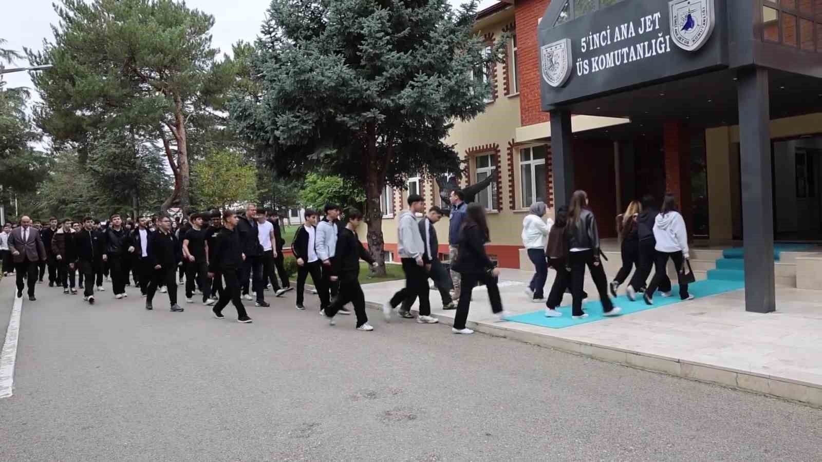 ÖĞRENCİLER KAHRAMAN HAVACILARLA BULUŞTU, SAVAŞAN ŞAHİNLER KARADENİZ’E HAVALANDI