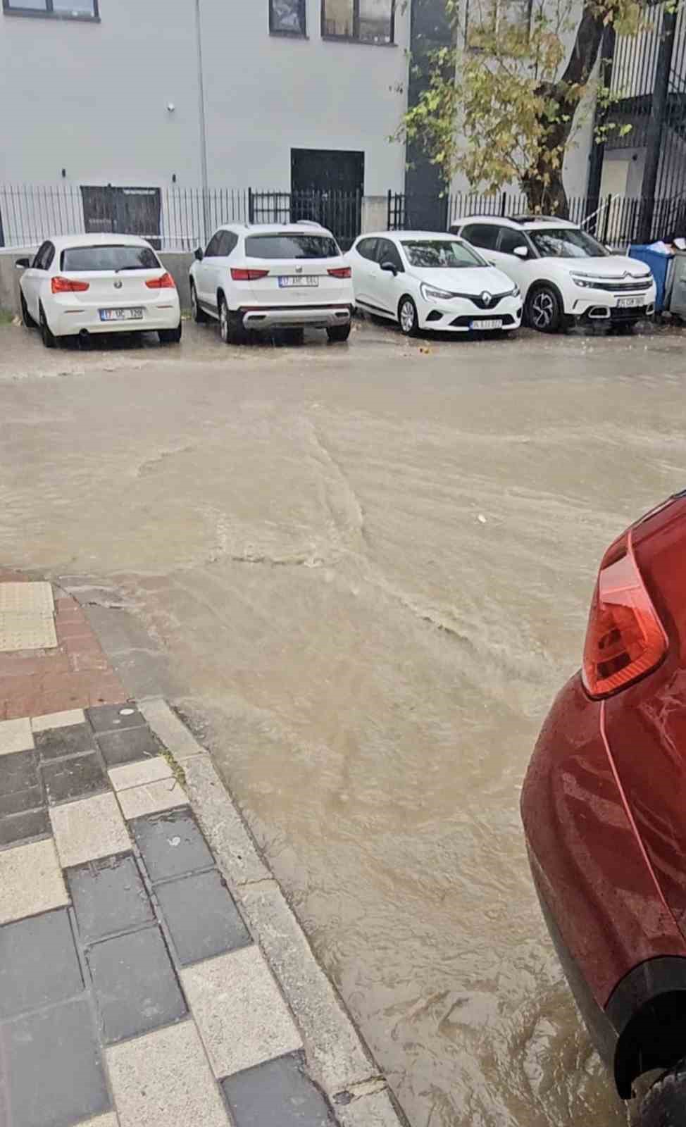 ÇANAKKALE’DE SAĞANAK HAYATI OLUMSUZ ETKİLEDİ