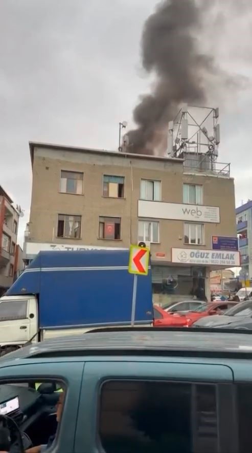 KÜÇÜKÇEKMECE’DE İKİ KATLI BİNANIN ÇATISI ALEVLERE TESLİM OLDU